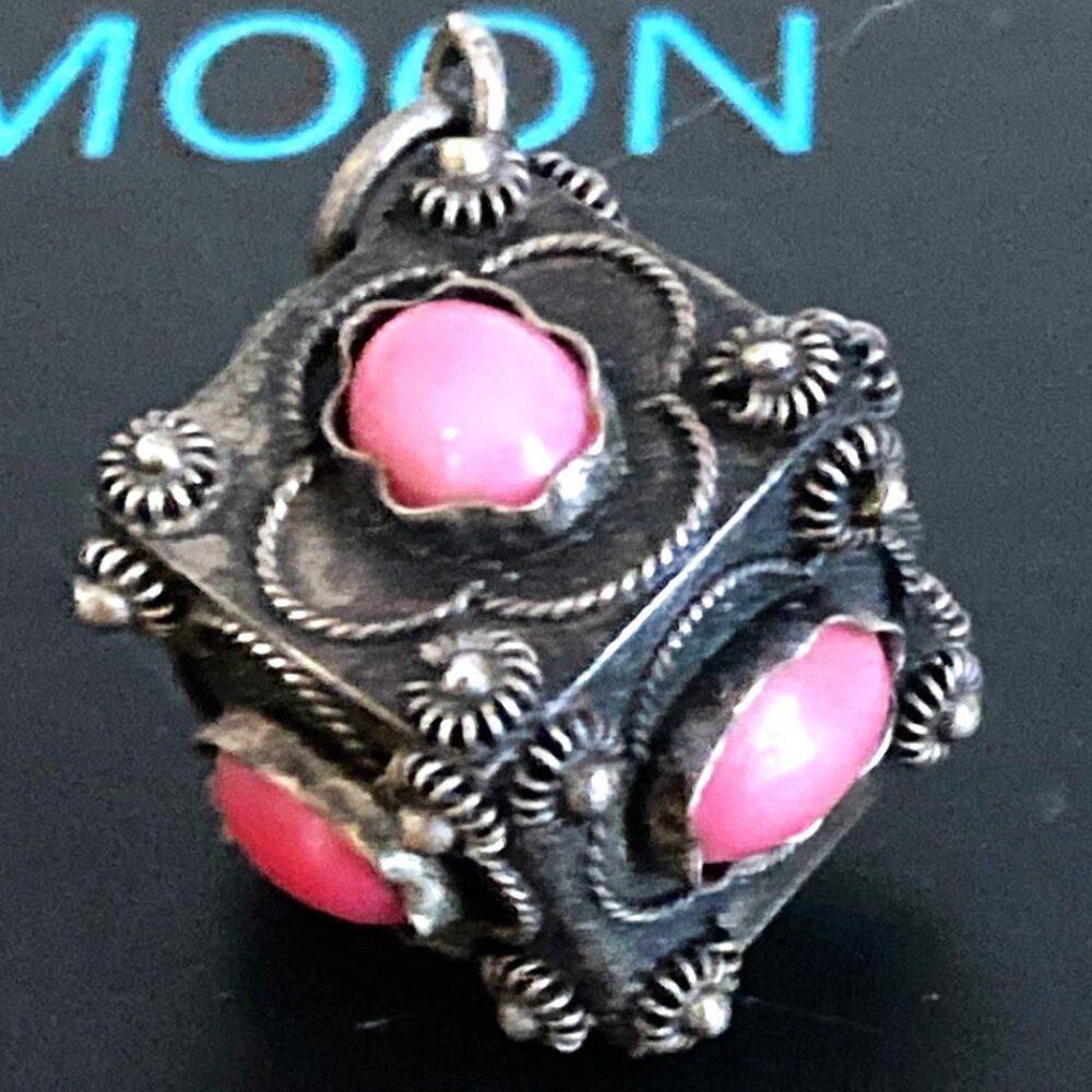 Vintage Italian pendant in silver with coral